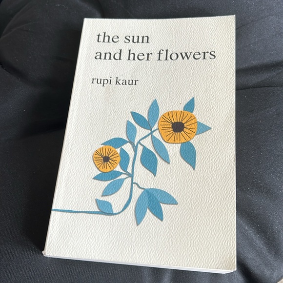 Rupi Kaur | The sun and her flowers | Milk and honey | set of 2 | Books - Picture 13 of 16